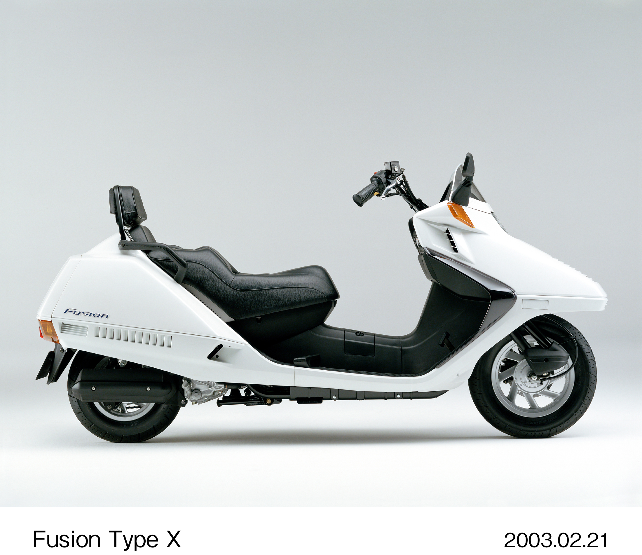 mc0302007H.jpg