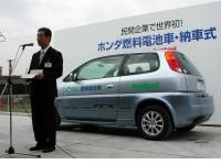 Fuel cell vehicle (FCX) Delivering a Honda FCX to the Iwatani International Corporation Mr.Hiroshi Okubo, Senior Managing Director, Honda Motor Co.,Ltd.