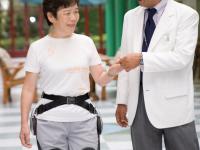 Rehabilitation traning with Honda's walking assit device (image)
