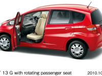 FIT 13 G with rotating passenger seat (body color: Milan Red)