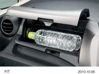 Upper glove box with temperature control function coordinated with air-conditioner