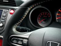 Leather-wrapped steering wheel (RS)