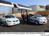 (from left) Plug-in Hybrid testing vehicle, Takanobu Ito President and CEO of Honda, Kiyoshi Ueda Governor of Saitama Prefecture, EV testing vehicle