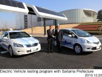 (from left) Plug-in Hybrid testing vehicle, Takanobu Ito President and CEO of Honda, Kiyoshi Ueda Governor of Saitama Prefecture, EV testing vehicle