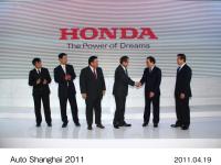 Takanobu Ito President and CEO of Honda (center)