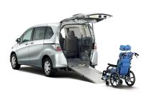 FREED X wheelchair-accessible model (body color: Alabaster Silver Metallic)