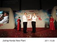 (left)Takanobu Ito, President and CEO of Honda, (right)Hiroshi Kamiya, President of Jialing-Honda