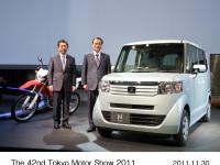 (from left)CRF-250L, Sho Minekawa Managing Officer and Chief Operating Officer for Regional Sales Operations in Japan, Takanobu Ito President and Chief Executive Officer, N BOX