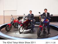 (from left)NC700S, Takanobu Ito President and Chief Executive Officer on INTEGRA, Sho Minekawa Managing Officer and Chief Operating Officer for Regional Sales Operations in Japan on NC700X