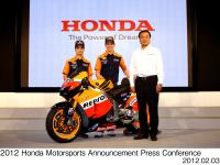 (from left) Dani Pedrosa, Casey Stoner, Honda President & CEO Takanobu Ito + RC213V 