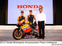 (from left) Dani Pedrosa, Casey Stoner, Honda President & CEO Takanobu Ito + RC213V 