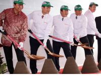 The Groundbreaking Ceremony of HPM New Auto Plant (From left, Mr. Budi Darmadi, Directorate General of Indonesian Industry / Mr. Takanobu Ito, President and CEO of Honda Motor Co., Ltd. / Mr. Hiroshi Kobayashi, Chief Operating Officer Regional Operations (Asia & Oceania) of  Honda Motor Co., Ltd. / Mr. Tomoki Uchida, President Director of P.T. Honda Prospect Motor / Mr. Kusnadi Budiman, Senior Vice President  of P.T. Honda Prospect Motor)