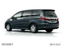 B <FWD> rear styling (body color: Modern Steel Metallic)