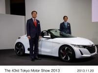 (From left) Takanobu Ito, President and Chief Executive Officer,Honda S660 CONCEPT,Sho Minekawa, Senior Managing Officer and Chief Operating Officer for Regional Sales Operations in Japan