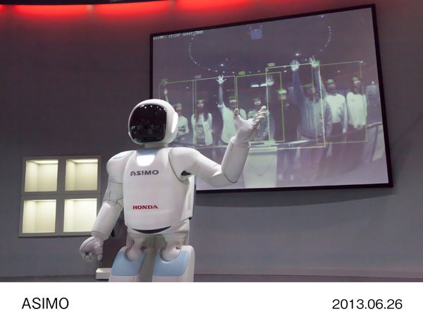 ASIMO showing a captured picture on the display and explaining its own features