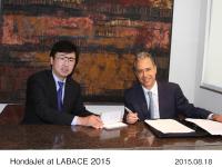 Honda Aircraft Company President and CEO Michimasa Fujino and Líder President and CEO Eduardo Vaz.