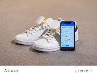 Ashirase vibration device attached to shoes and Ashirase smartphone app screen Ashirase vibration device