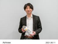 Wataru Chino, Representative Director of Ashirase, Inc.  holding a shoe with the Ashirase navigation system