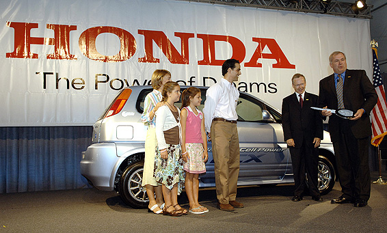 Honda Delivers FCX Fuel Cell Vehicle to World's First Individual Customer |  Honda Global Corporate Website