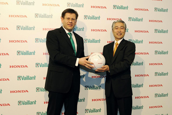 Dieter M&uuml;ller, CEO Vaillant Group, Takayuki Arima, President of Honda Motor Europe (North) GmbH (f.l.t.r. .) at the ISH-Press-Conference in Frankfurt, 10. March 2009
