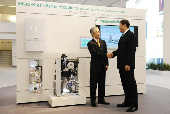 Dieter MuNller, Managing Director Vaillant Group, Takayuki Arima, President of Honda Motor Europe (North) GmbH infront of a gas-powered micro cogeneration system at the ISH 2009