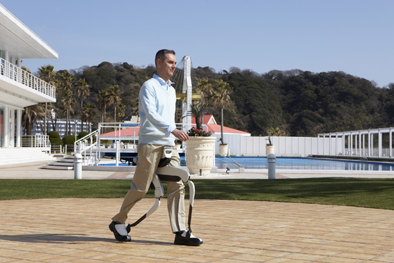 Honda demonstrated its prototype walking assist devices for the first time in the U.S. today. Intended to support walking for the elderly or people with weakened leg muscles, the devices are currently being tested in real-world conditions to evaluate their effectiveness. The company has applied for more than 130 patents for the devices.