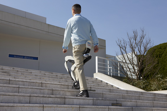 Honda demonstrated its prototype walking assist devices for the first time in the U.S. today. Intended to support walking for the elderly or people with weakened leg muscles, the devices are currently being tested in real-world conditions to evaluate their effectiveness. The company has applied for more than 130 patents for the devices.