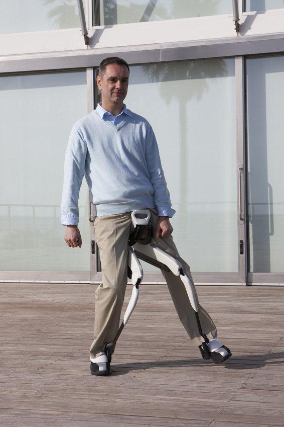 Honda demonstrated its prototype walking assist devices for the first time in the U.S. today. Intended to support walking for the elderly or people with weakened leg muscles, the devices are currently being tested in real-world conditions to evaluate their effectiveness. The company has applied for more than 130 patents for the devices.