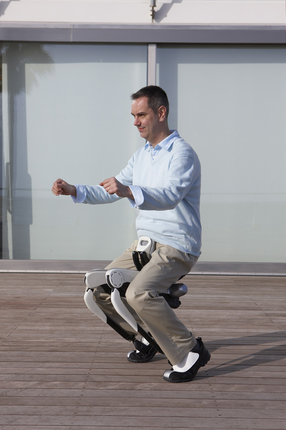 Honda demonstrated its prototype walking assist devices for the first time in the U.S. today. Intended to support walking for the elderly or people with weakened leg muscles, the devices are currently being tested in real-world conditions to evaluate their effectiveness. The company has applied for more than 130 patents for the devices.