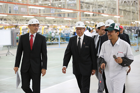(L-R) Honda Malaysia Managing Director & CEO Yoichiro Ueno accompanying MITI Minister Dato' Sri Mustapa Mohamed during T