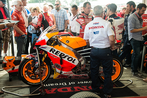 John McGuinness and Casey Stoner next to the RCV213V and RC213V-S
