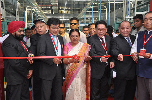 Chief Minister Gujarat Smt Anandiben Patel and Senior Honda officials inaugurating HMSI 4th Plant at Vithalapur Gujarat