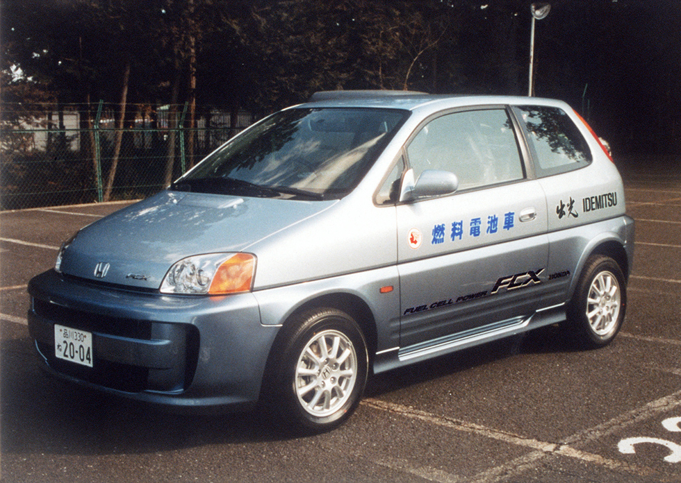 Honda Delivers its Fuel Cell Vehicle FCX to Idemitsu Kosan Co., Ltd.