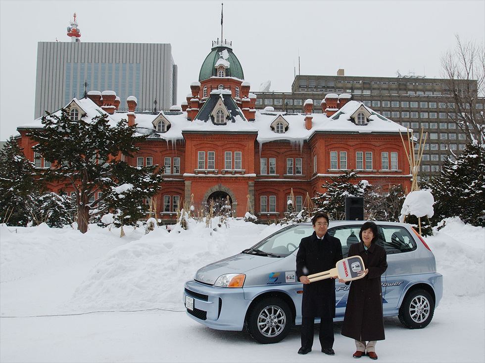 Honda FC Stack-equipped FCX, Featuring Sub-freezing Temperature Start-up Capability, Leased to Hokkaido Prefectural Government