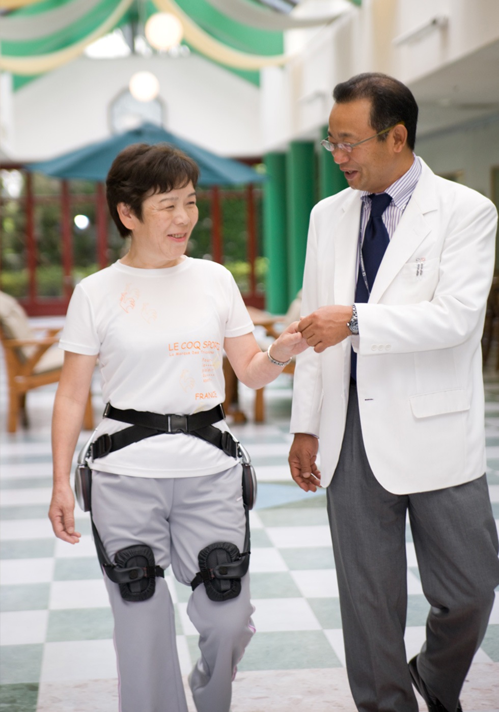 Rehabilitation training with Honda's walking assist device (image)