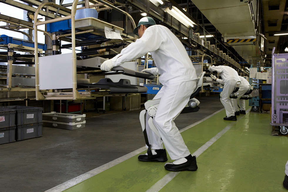 Testing at Honda's Saitama Factory with walking assist device with bodyweight support system (image)