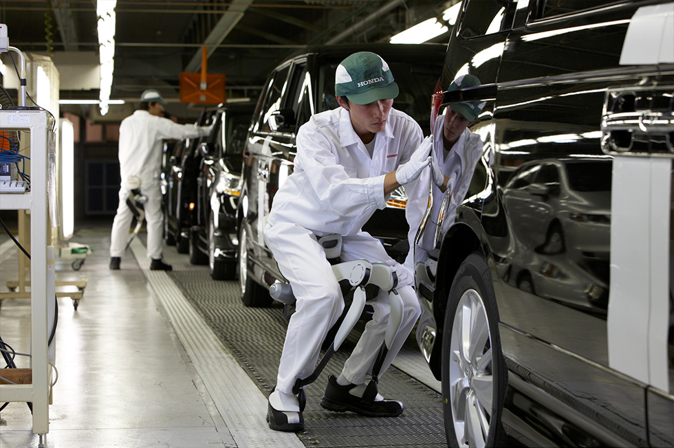 Testing at Honda's Saitama Factory with walking assist device with bodyweight support system (image)