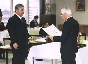 Senior Managing Director Kensuke Fukatsu receives the award. 
