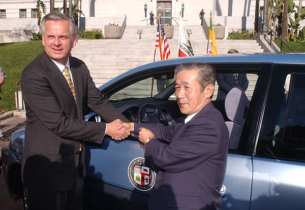 City of LA Takes Delivery of First Fuel Cell Car
