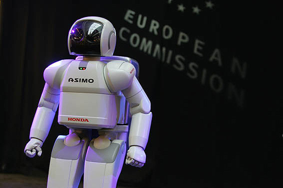 ASIMO promotes research to young Europeans