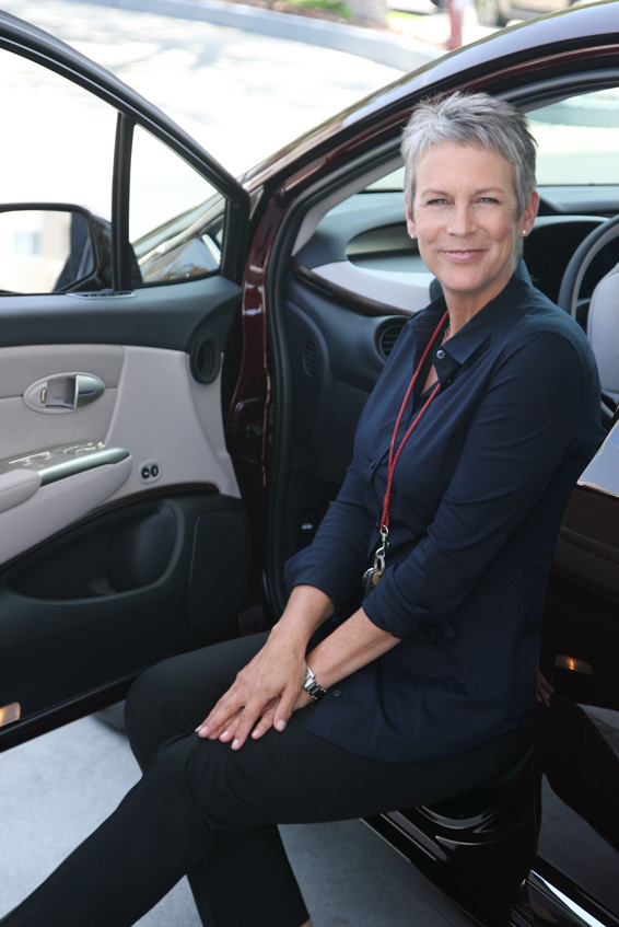 Honda Delivers FCX Clarity to Jamie Lee Curtis