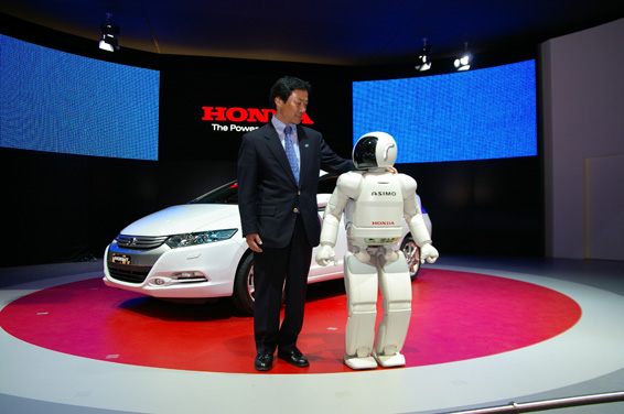 ASIMO and Yasunari Seki (Insight Large Project Leader) introduce the new Insight at Geneva Motor Show