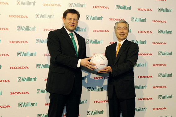Dieter Müller, CEO Vaillant Group, Takayuki Arima, President of Honda Motor Europe (North) GmbH (f.l.t.r. .) at the ISH-Press-Conference in Frankfurt, 10. March 2009
