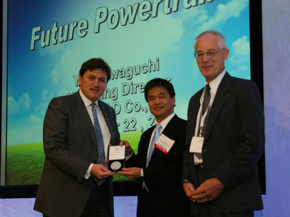 Imawaguchi reveives medal from Deputy Mayor of London, Mr Kit Malthouse and Chairman of Grove, Mr Lars Sjunnesson
