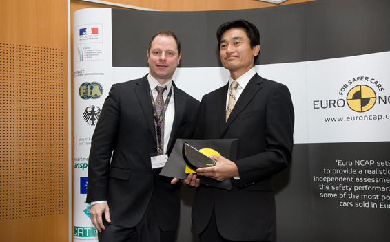 Takashi Akiyama (on behalf of Honda) accepting Euro NCAP Advanced Award for CMBS Technology from Dr. Michiel van Ratigen of NCAP