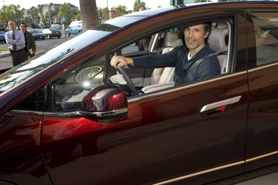 Honda Delivers FCX Clarity Fuel Cell Electric Vehicle to 2010 Canadian Olympic Hockey Team Captain Scott Niedermayer