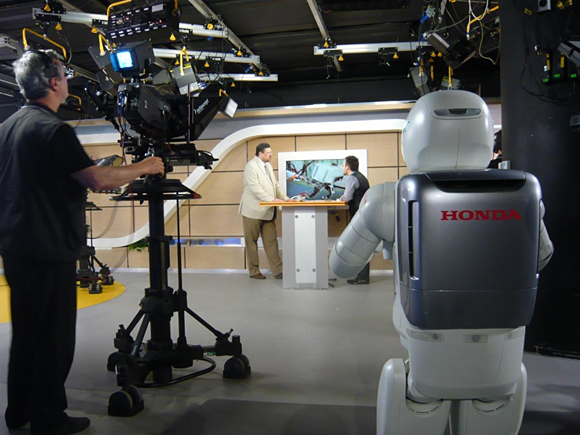 Bultraco Honda Executive Director Kostadin Grozdanov interviewed at Nova TV. ASIMO brings them drinks