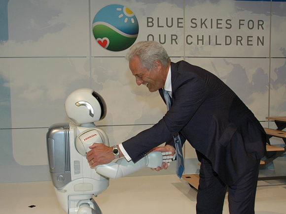 ASIMO meets Dr. Peter Ramsauer, Federal Minister for Transport, Construction and City Developement