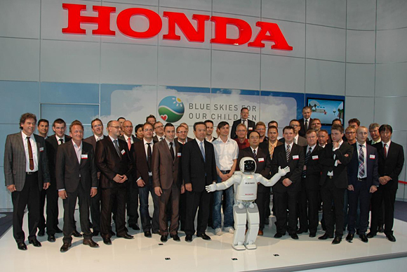 Group picture in the presence of Mr Manabu Nishimae, President of Honda Motor Europe