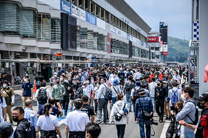 The event features a wide variety of models from Japanese and overseas manufacturers, creating a festival-like atmosphere.